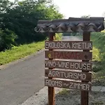 Wine House Rakar منزل ريفي *